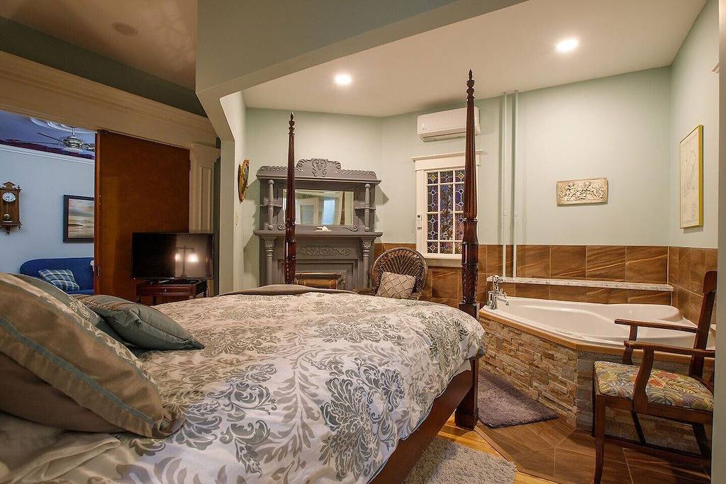 Ganze Wohnung, Deluxe suite, double whirlpool bath, 4 poster queen bed in Region of Queens Municipality, Queens County