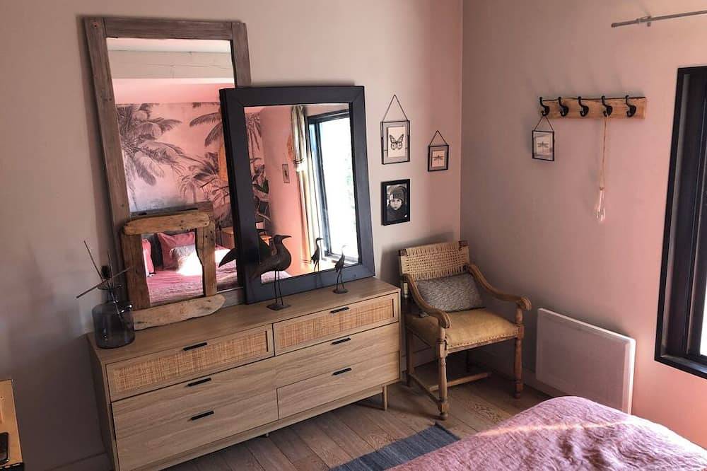 Chambre et salle de bain. Petit déjeuner et espace piscine privé compris. in Ginasservis, Région de Brignoles
