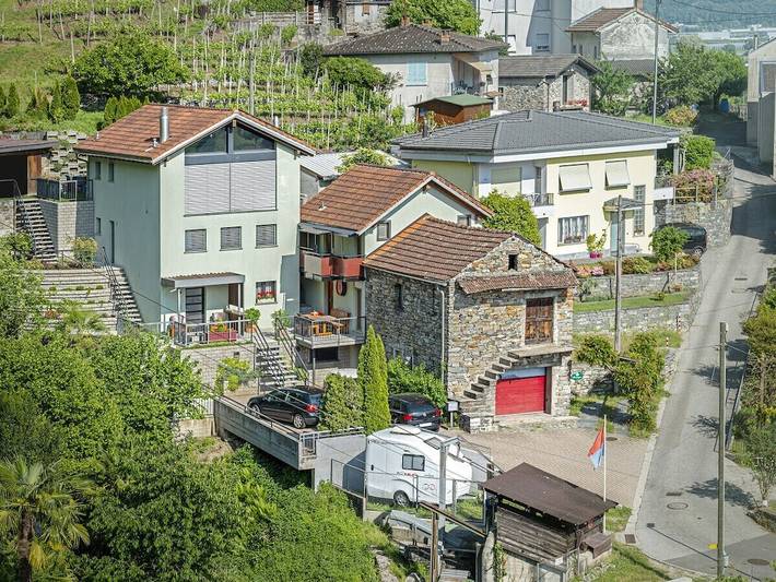 Ferienhaus für 4 Personen, mit Balkon und Terrasse sowie Seeblick