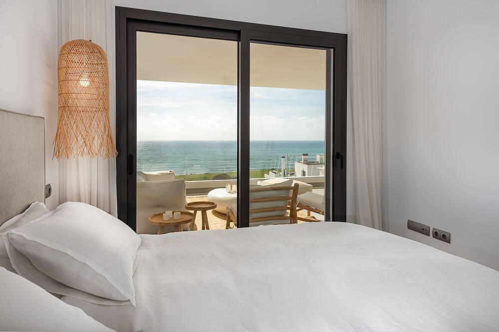 Hel lejlighed, Apartment overlooking the sea and Golf Links La Hacienda in Playa de La Alcaidesa, San Roque