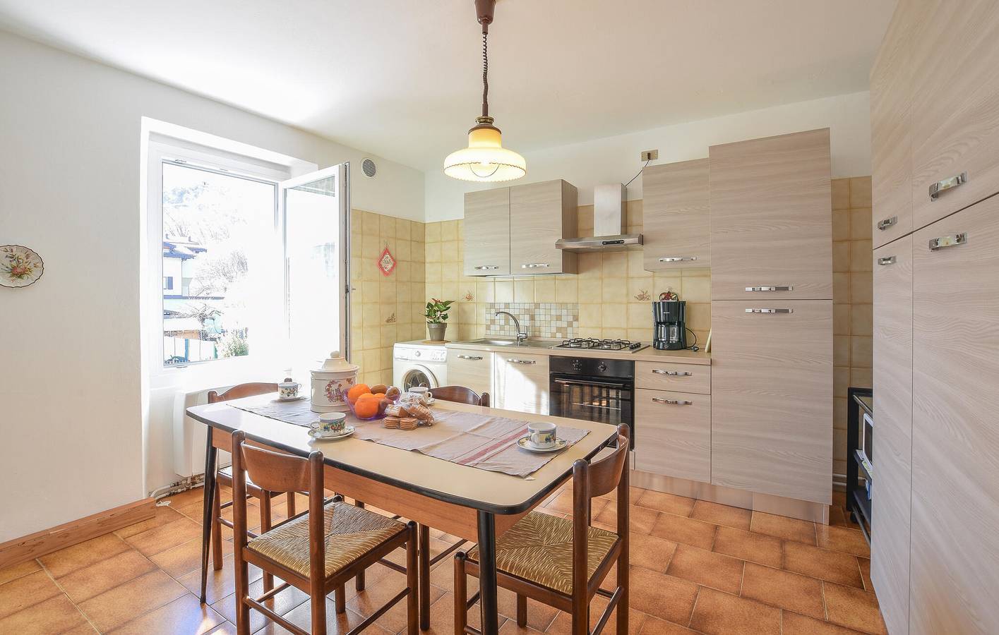Ganze Ferienwohnung, Apartment mit Seeblick, Parkplatz, Terrasse und Internet in Bagolino, Gardasee-Berge