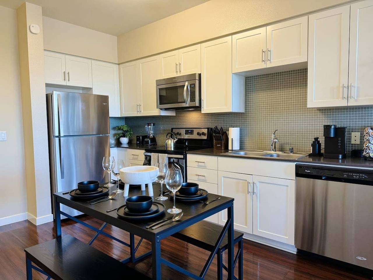 Entire apartment, New La Home W Pool   Gym  Parking 10 Min to Cedars in Hancock Park, Los Angeles