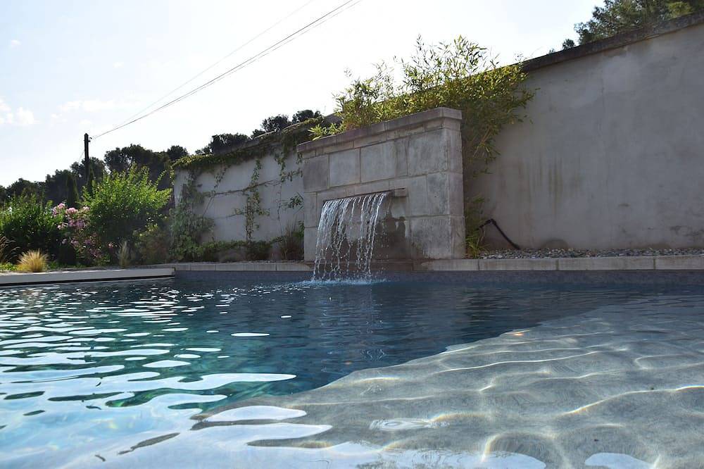 Air-conditioned villa on edge of forest, 15 minutes from Avignon, heated pool. in Barbentane, Region de Arles