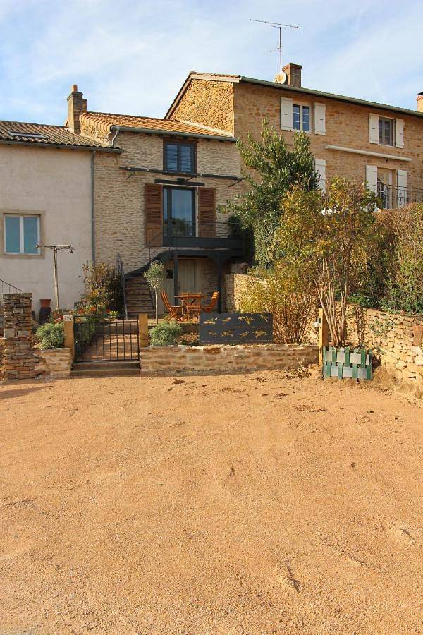 Location de vacances pour 6 personnes, avec vue et jardin dans Bussières (Saône-et-Loire)