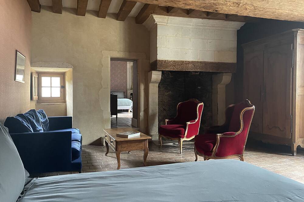 Double Family Suite 25M2+30M2, 6 persons 1 living room, 1 bathroom  in Durtal, Valle del Loira