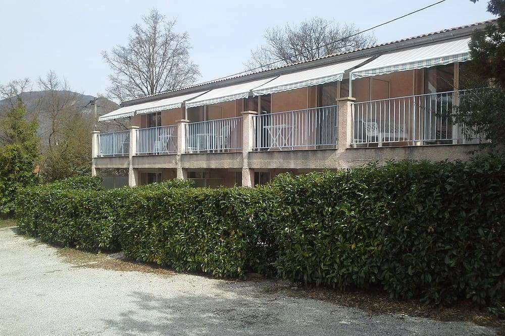 Appartement entier, Location d'appartements et de studios meublés au calme exposés plein sud in Castellane, Parc naturel régional du Verdon