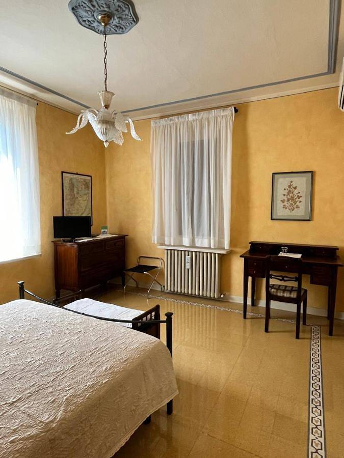 Double Room with Private Bathroom in Collecchio, Apennin Parmensan
