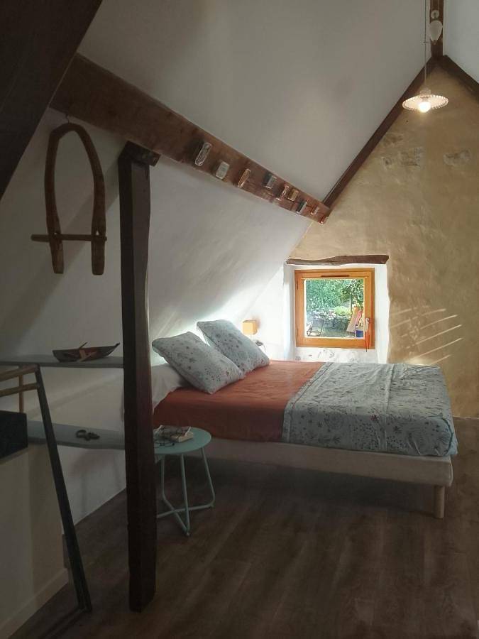 Location de vacances pour 2 personnes, avec jardin ainsi que terrasse et vue dans Cénevières - 2