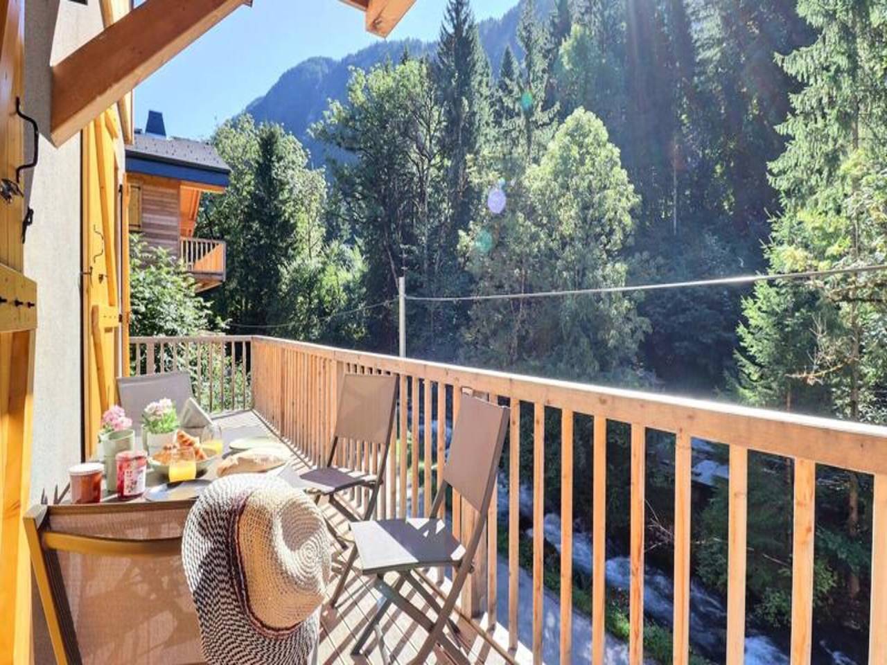 Apartamento entero, Chalet en Montriond junto al río y las pistas de esquí in Montriond, Les Portes du Soleil