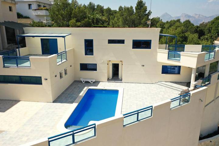 Chalet para 10 personas, con terraza además de vistas y piscina, Se admiten mascotas en Marina Baja