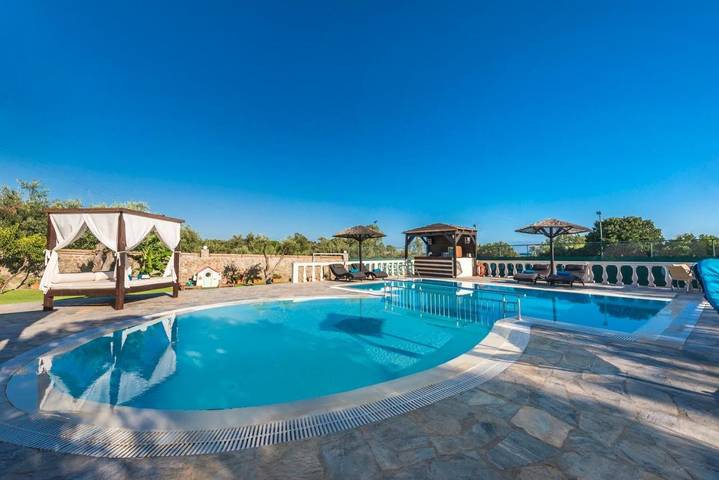 Villa pour 9 personnes, avec bassin pour enfant et jardin ainsi que jacuzzi et piscine, adapté aux familles