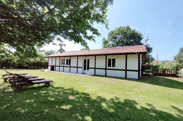 Location de vacances pour 8 personnes, avec terrasse ainsi que jardin et jacuzzi à Saint-Paul-en-Born