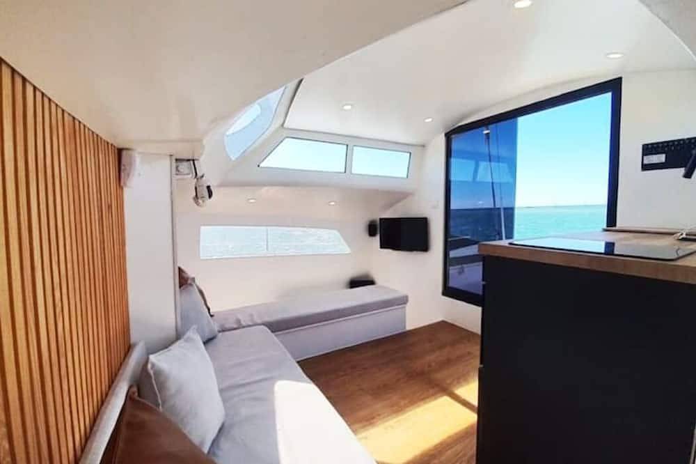 Houseboat waterfront sleepandboat in São Pedro, Faro