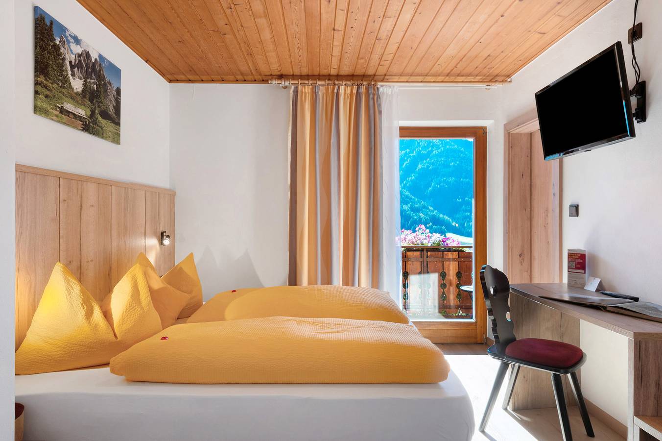 Camera 'Doppelzimmer 8' con vista sulle montagne, terrazza privata e Wi-Fi in San Pietro (Bolzano), Funes
