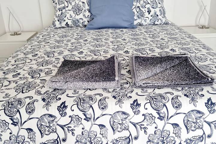 Entire apartment, Modern apartment ,stunning sea and mountain views in the old town. Wifi and pool in Puerto del Carmen, Tías