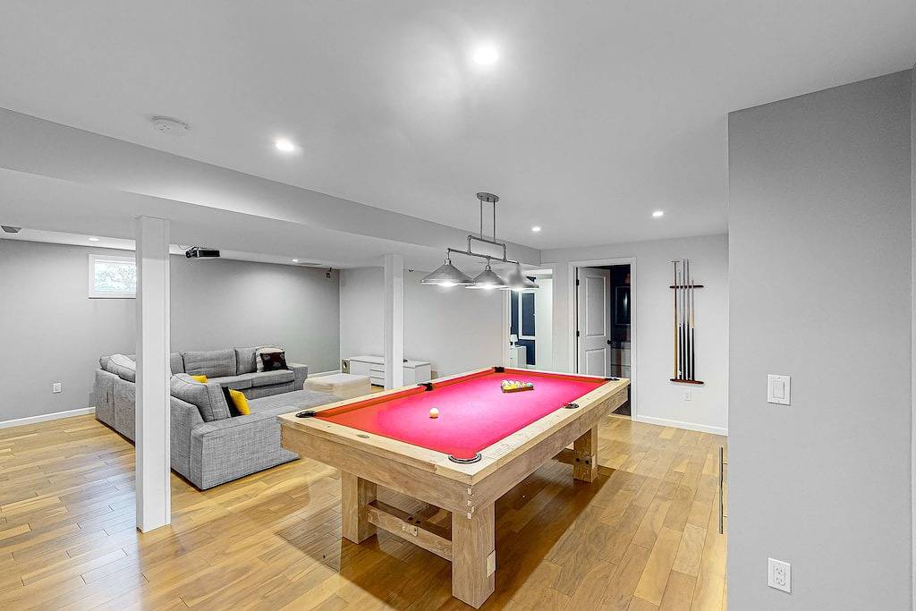 Dog-friendly Hamptons home with private pool, Ac, & private W/D - near lake in Hampton Bays, Hamptons