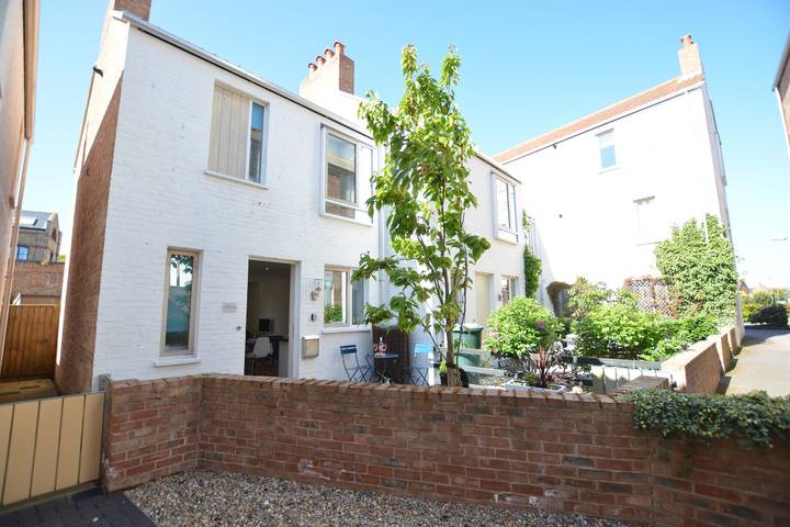 Log cabin for 4 people, with garden, with pets in Southwold
