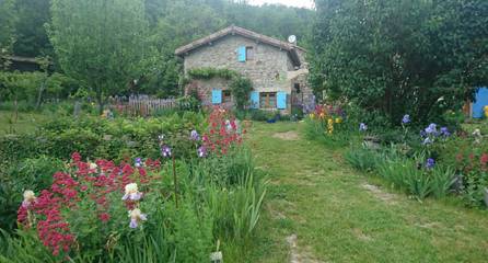 Gîte pour 5 personnes, avec jardin et terrasse à Barnas