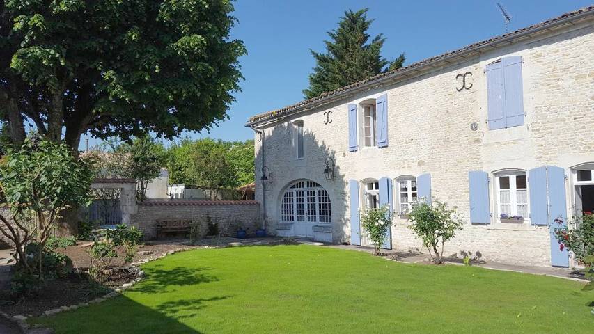 Location de vacances pour 2 personnes, avec piscine et jardin à Champagné-les-Marais