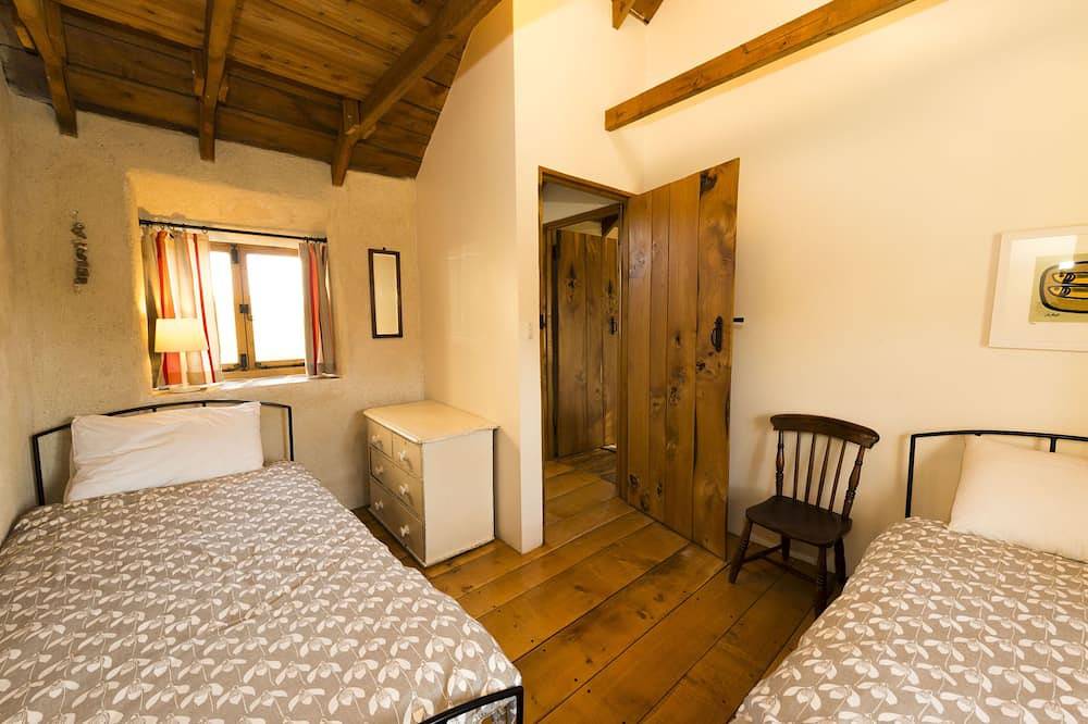 Cosy cottage, peaceful setting 5 mins to beautiful sandy beach & fabulous walks! in Mawgan Porth, Cornwall