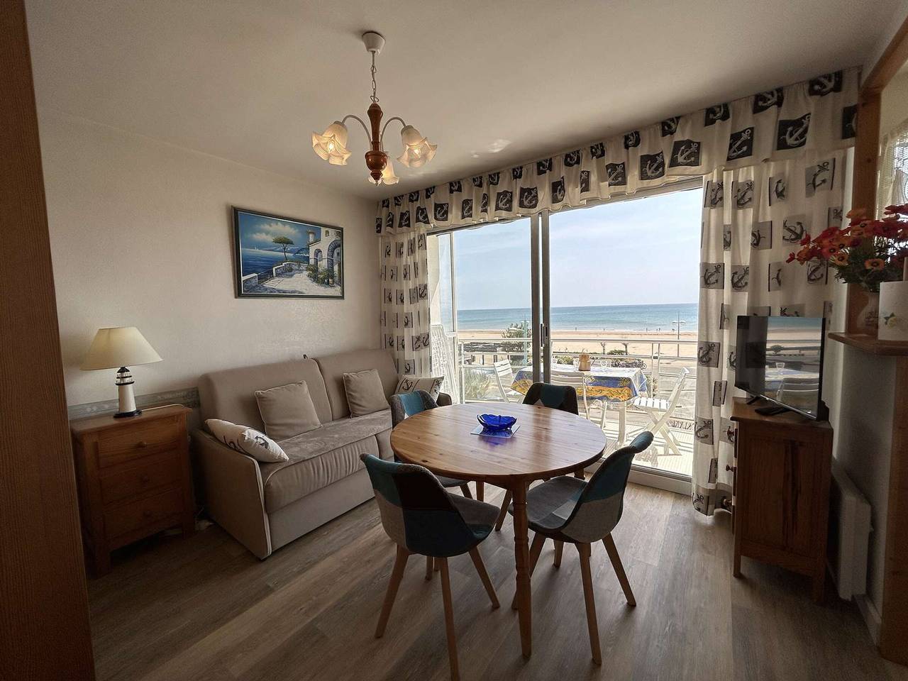 Entire apartment, Studio Cabin Sleeps 4 with Balcony and Parking - Saint-Jean-de-Monts in Saint-Jean-de-Monts, Vendée