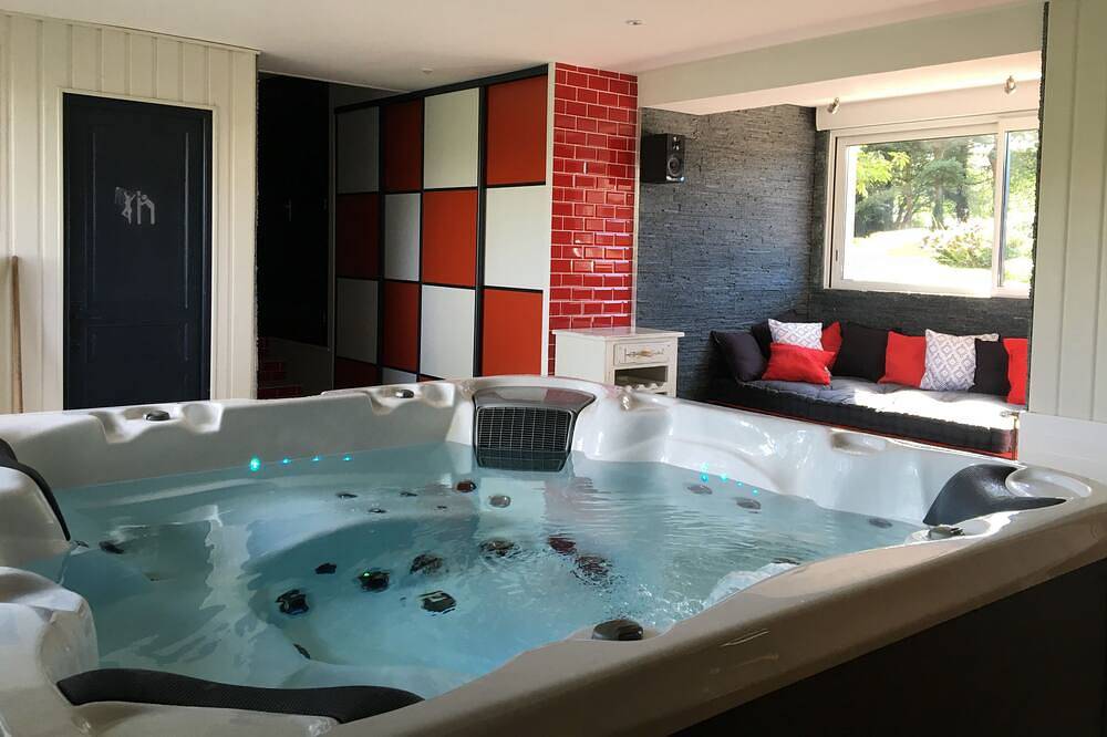 Jacuzzi sauna piscine privatisés en normandie in Freulleville, Région de Dieppe