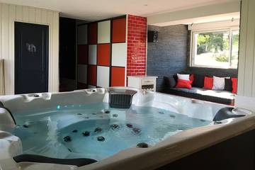 Gîte pour 2 personnes, avec sauna et jacuzzi à Freulleville