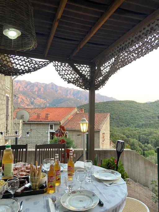 Gîte pour 4 personnes, avec jardin ainsi que vue et terrasse à Foce
