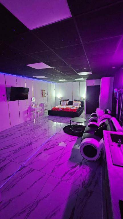 Location de vacances pour 2 personnes, avec jacuzzi et piscine ainsi que terrasse et jardin à Feyzin