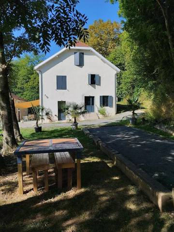 Gîte pour 6 personnes, avec vue et jardin à Monein