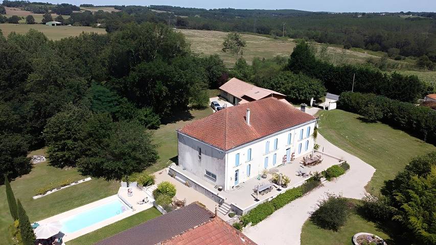 Chambre d’hôte pour 2 personnes, avec jardin ainsi que sauna et piscine, animaux acceptés à Bors (canton de Charente-Sud)