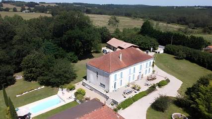 Chambre d’hôte pour 2 personnes, avec jardin ainsi que piscine et sauna, animaux acceptés en Charente