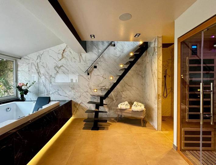 Chambre d’hôte pour 2 personnes, avec Jacuzzi et Terrasse ainsi que Jardin et Sauna