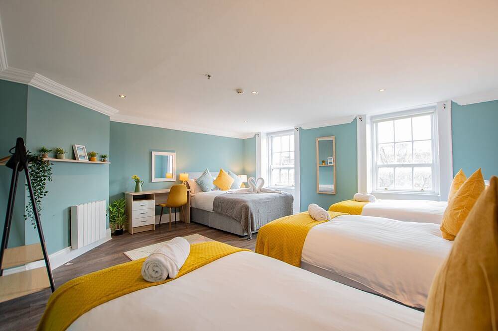 The Yellow Door by Shortstays, Sleeps 25, 2 mins from Temple Bar! in Dublin, County Dublin
