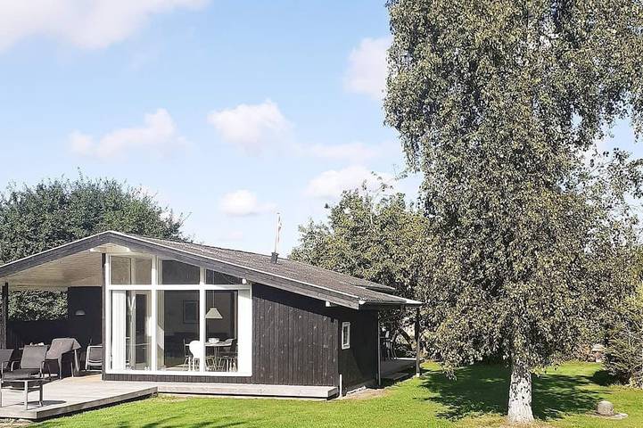 Ferieudlejning for 5 personer, med balkon i Saksild