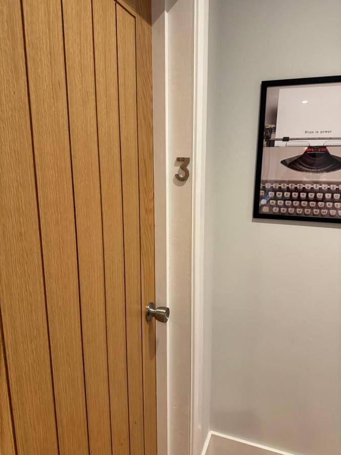 Charm Double En-suite Bedroom 3 in Oxford, Oxfordshire