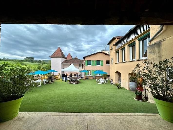 Location de vacances pour 18 personnes, avec jardin et piscine à Bourgvilain