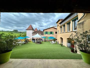 Location de vacances pour 15 personnes, avec jardin ainsi que piscine et vue à Bourgvilain