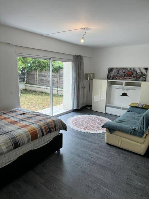 Location de vacances pour 4 personnes, avec jardin et terrasse à Bron