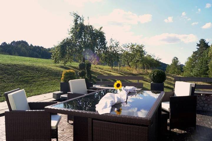 Ferienwohnung für 7 Personen, mit Terrasse und Garten sowie Ausblick