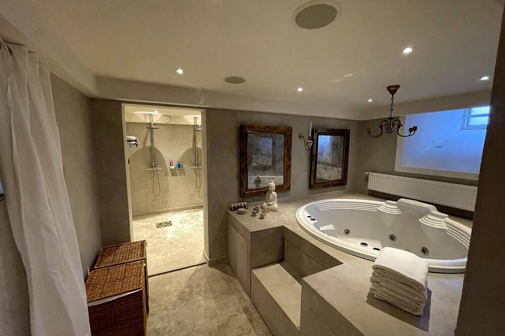 Hägerstads Slott - Lake Front Fairytale Castle in Atvidaberg, Schwedische Ostsee