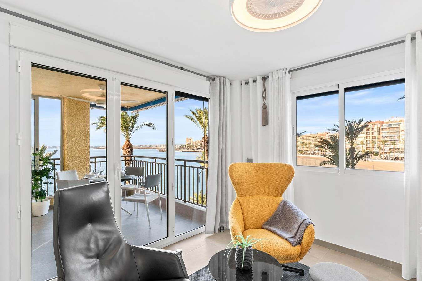 Entire apartment, Sea Views and Luxury on the Beach in Torrevieja Centre, Torrevieja