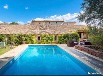 Gîte pour 10 personnes, avec jardin ainsi que piscine et vue, animaux acceptés à Aumelas