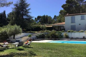 Gîte pour 10 personnes, avec piscine et jardin à Mimet