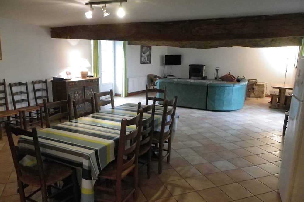 Fully equipped gite in a calm domaine 30 minutes from La Rochelle in Surgères, Rochefort region