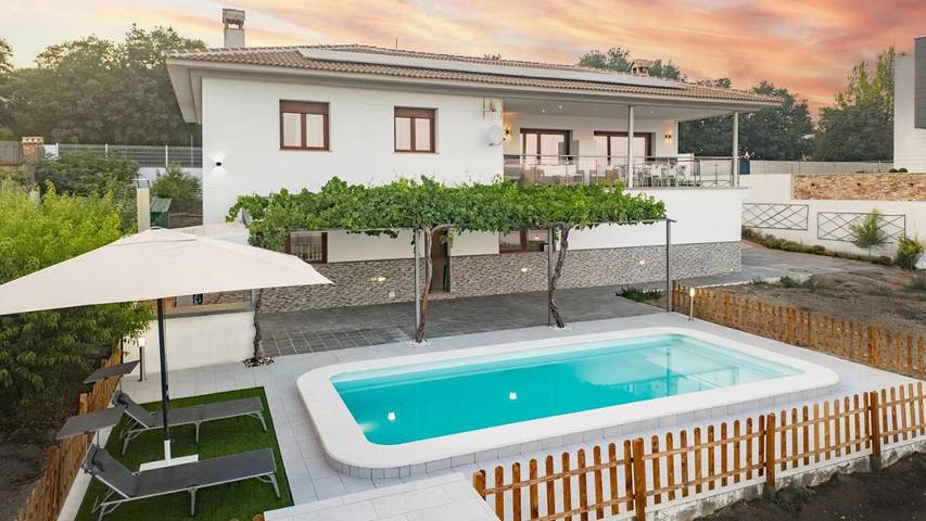 Casa de vacaciones para 9 personas, con jardín además de vistas y piscina - 1