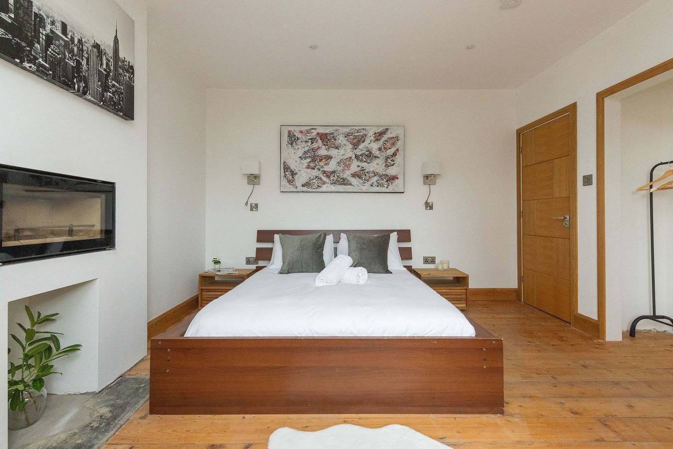 Spacious 4-Bed Near City & Sea in Hunston, West Sussex