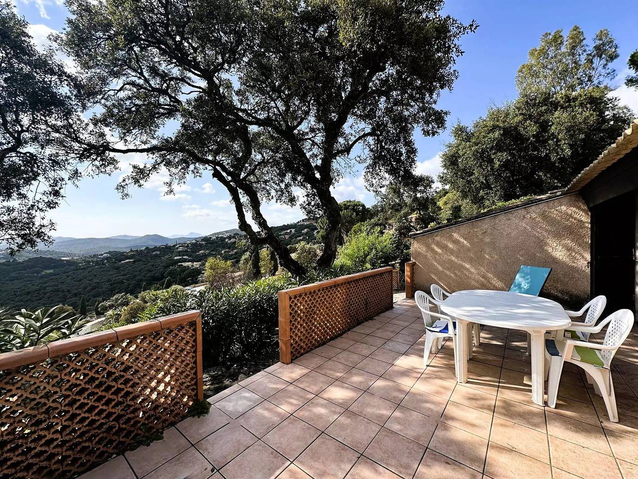 Laberinto para 4 personas con vista al mar y piscina en La Londe-Les-Maures in La Londe-les-Maures, Region de Toulon