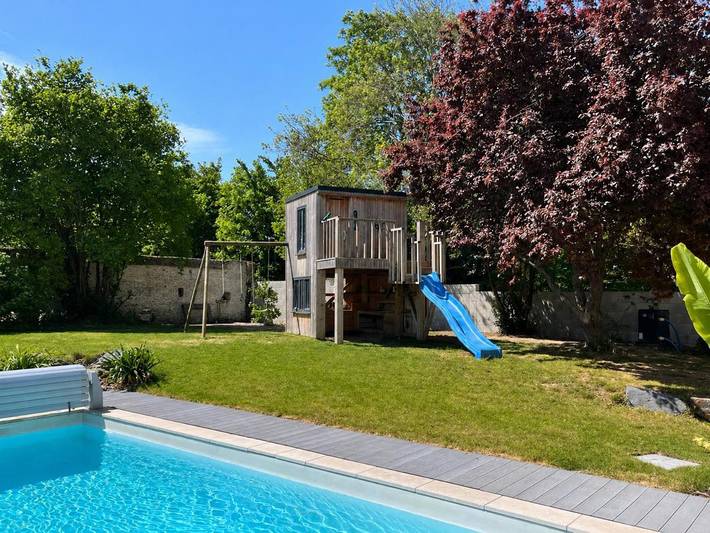 Location de vacances pour 5 personnes, avec vue ainsi que terrasse et piscine à Rots
