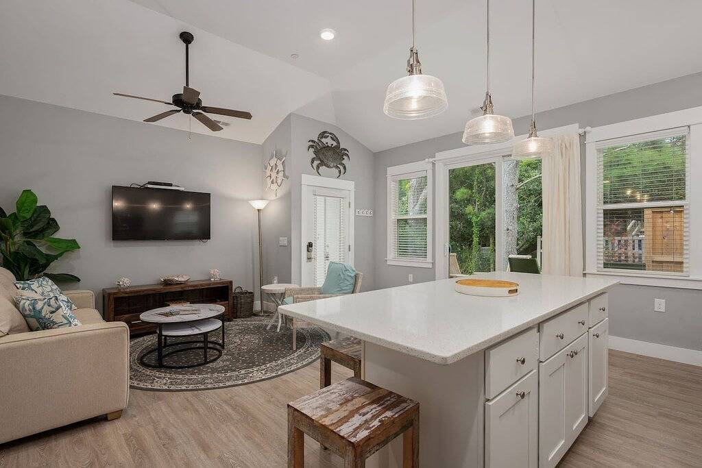 Condo with Private Hot Tub! Dogs ok! Short walk to beach, comm. Pool in Corolla, Currituck County